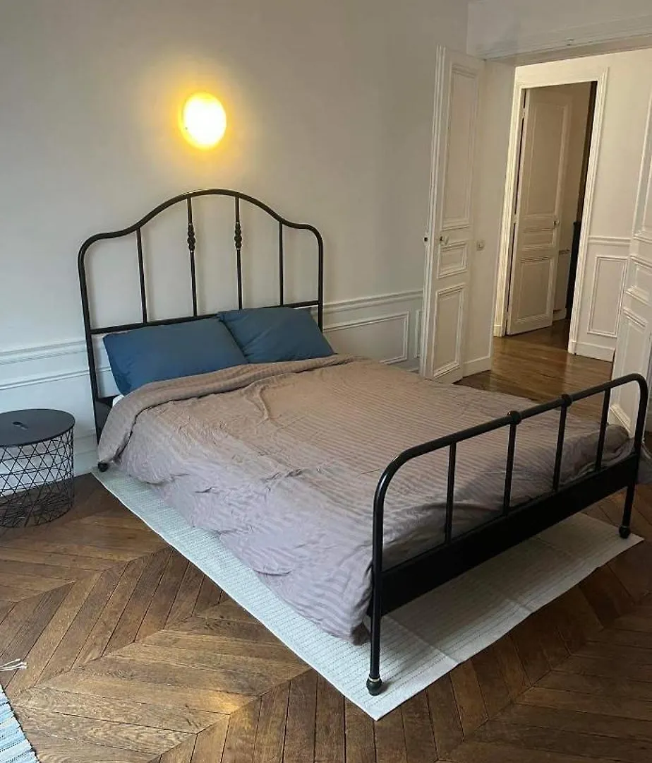 In Large Classic Parisian * Paris